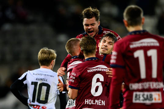 Örgrytes Hampus Dahlqvist jublar med lagkamrater