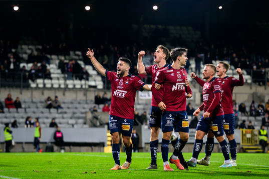 Örgrytes Edi Sylisufaj och Hampus Dahlqvist jublar
