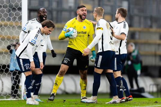 Utsiktens målvakt Elias Hadaya jublar ihop med Jesper