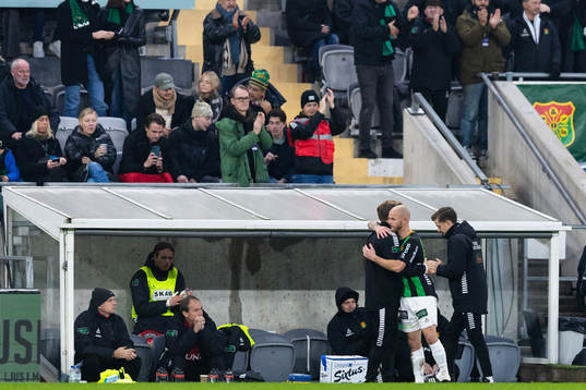 GAIS Niklas Andersen kramas om av tränare Fredrik Holmberg