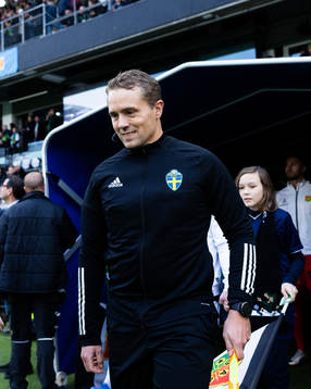 Assisterande domare Conny Hugman innan fotbollsmatchen i