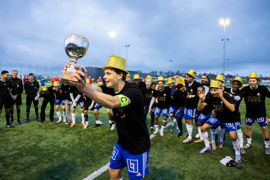 IFK Norrköpings Felix Stenman jublar med lagkamrater