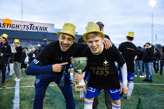 IFK Norrköpings Moutaz Neffati och Isak Ellbring  jublar