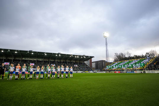 Hammarbys spelare framför tifo av supportrarna