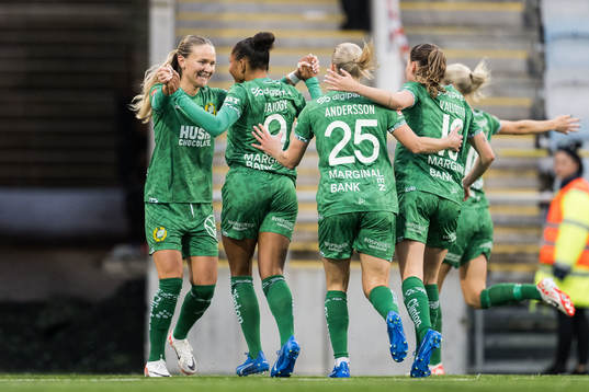 Hammarbys Madelen Janogy jublar med lagkamrater