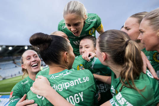 Hammarbys Madelen Janogy jublar med lagkamrater