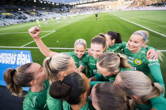 Hammarbys Madelen Janogy jublar med lagkamrater