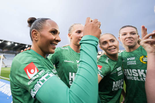 Hammarbys Madelen Janogy jublar med lagkamrater