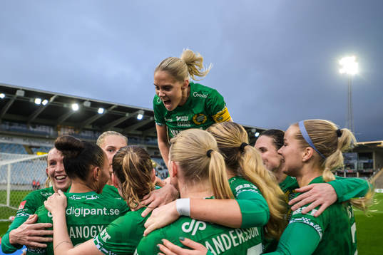 Hammarbys Madelen Janogy jublar med lagkamrater