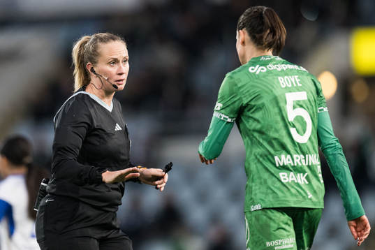 Domare Sandra Almkvist och Hammarbys Simone Boye Sørensen