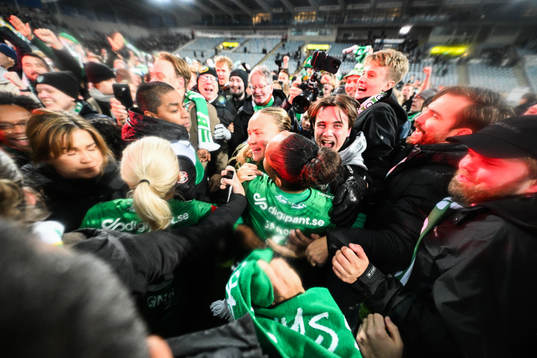 Hammarbys Matilda Vinberg och Madelen Janogy jublar