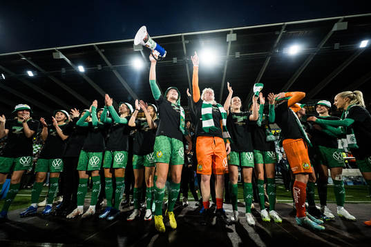 Hammarbys spelare jublar