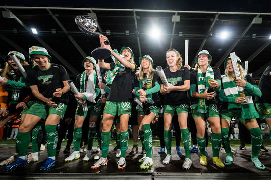 Hammarbys Alice Carlsson jublar med lagkamrater