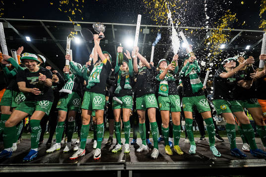 Hammarbys Alice Carlsson jublar med lagkamrater