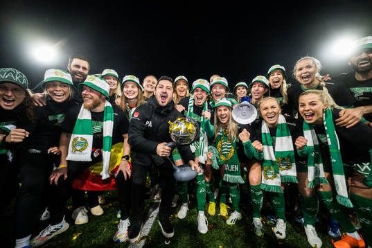 Hammarbys tränare Pablo Pinones-Arce jublar med spelarna