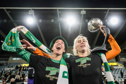 Hammarbys Julia Roddar och målvakt Moa Edrud   jublar