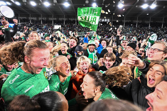 Hammarbys spelare jublar