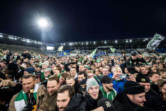 Hammarbys supportrar jublar