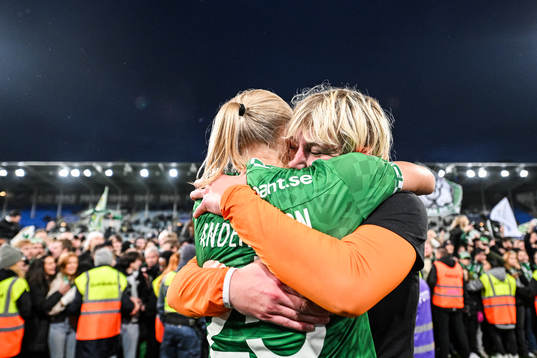 Hammarbys Jonna Andersson och målvakt Moa Edrud jublar