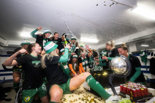 Hammarbys spelare jublar