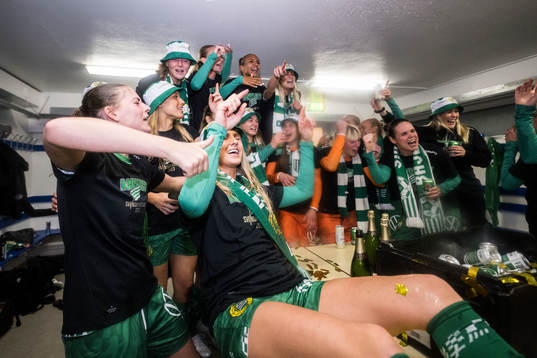 Hammarbys spelare jublar