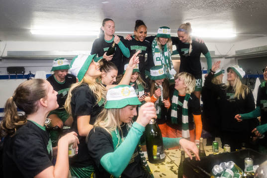 Hammarbys spelare jublar