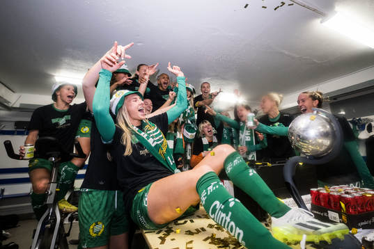 Hammarbys spelare jublar