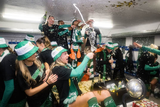 Hammarbys spelare jublar