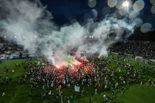 Hammarbys supportrar stormar planen när laget blivit klara