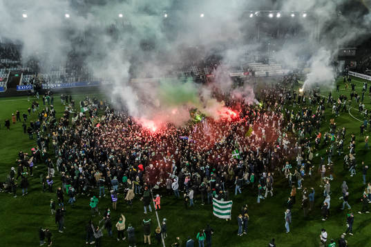 Hammarbys supportrar stormar planen när laget blivit klara