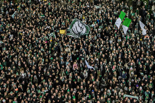 Hammarbys supportrar stormar planen när laget blivit klara