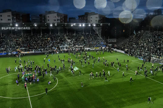 Hammarbys supportrar stormar planen när laget blivit klara