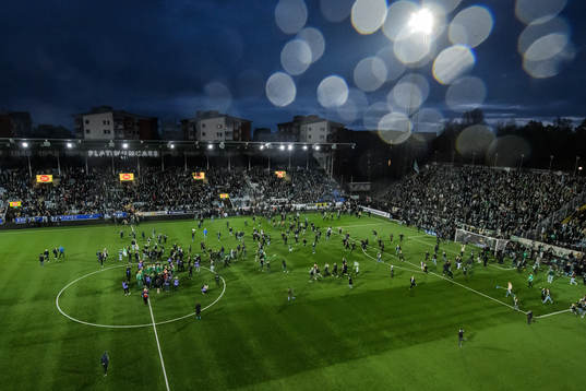 Hammarbys supportrar stormar planen när laget blivit klara