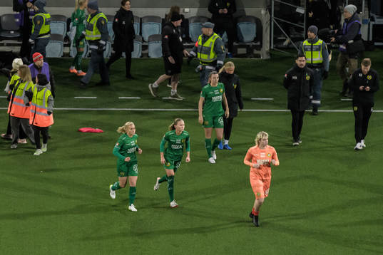 Hammarbys Ellen Gibson, målvakt Moa Edrud  och tränare