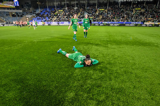 Hammarbys Madelen Janogy ligger på planen i väntan på