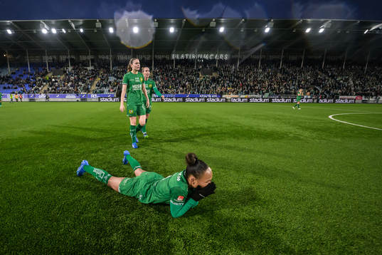 Hammarbys Madelen Janogy ligger på planen i väntan på