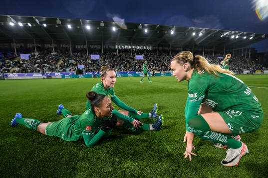 Hammarbys Madelen Janogy och Julia Roddar ligger på planen