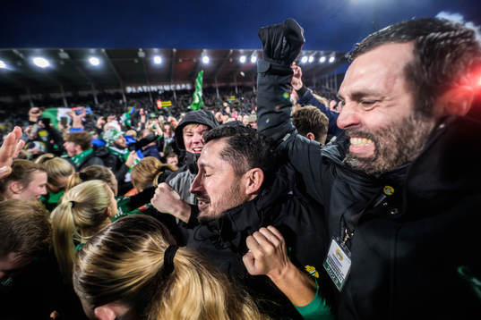 Hammarbys tränare Pablo Pinones-Arce jublar  över