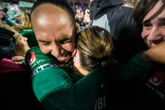 Hammarbys Madelen Janogy jublar  över SM-guldet