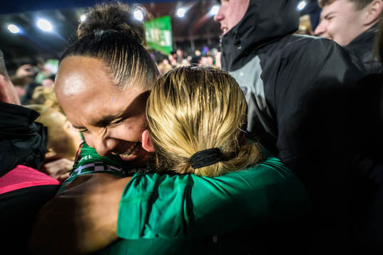 Hammarbys Madelen Janogy och Matilda Vinberg jublar över