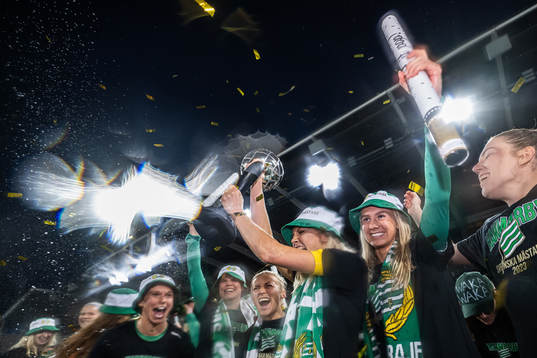 Hammarbys Alice Carlsson och Ellen Wangerheim  jublar över