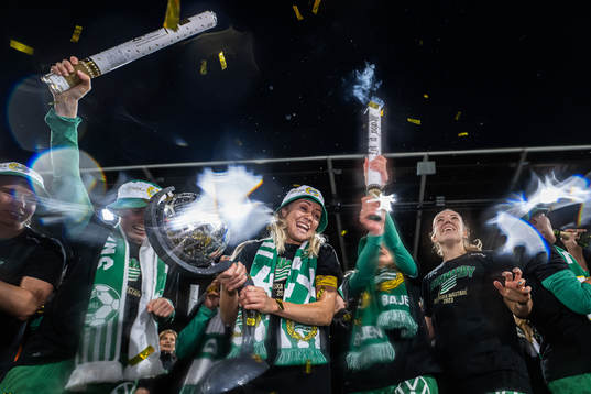 Hammarbys Alice Carlsson och Ellen Wangerheim  jublar över