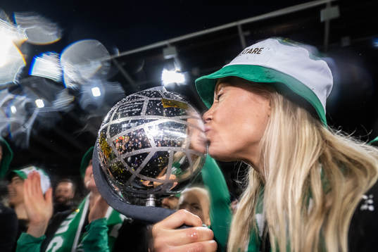Hammarbys Alice Carlsson kysser pokalen och jublar över