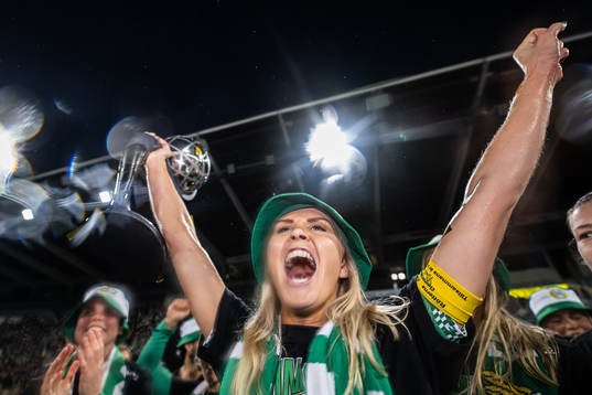 Hammarbys Alice Carlsson med pokalen och jublar över