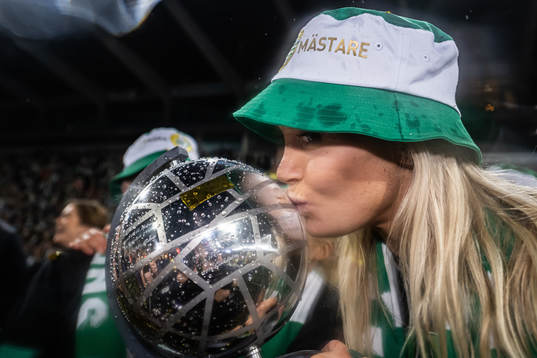 Hammarbys Alice Carlsson kysser pokalen och jublar över