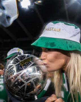 Hammarbys Alice Carlsson kysser pokalen och jublar över