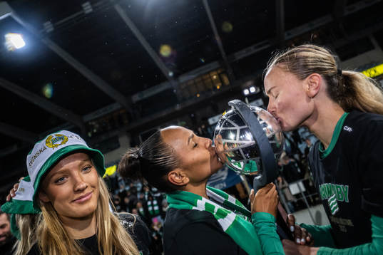 Hammarbys Madelen Janogy och Matilda Vinberg kysser pokalen