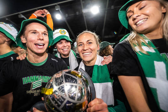 Hammarbys Jonna Andersson och Ellen Gibson  med pokalen och