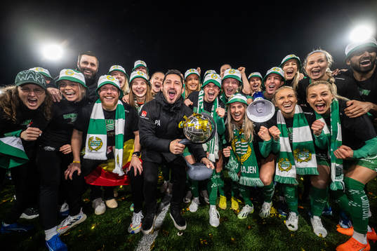 Hammarbys tränare Pablo Pinones-Arce jublar med spelare