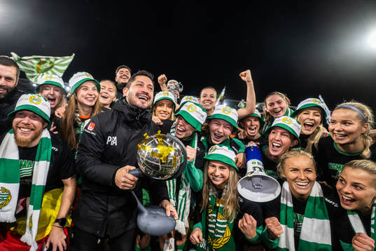 Hammarbys tränare Pablo Pinones-Arce jublar med spelare
